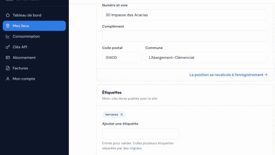 Bloc Adresse de la fiche d'un site : champs Numéro et voie, Complément, Code postal et Commune, suivis de la mention « La position se recalcule à l'enregistrement » ; en dessous, le bloc Étiquettes affichant une étiquette « terrasse » supprimable et un champ Ajouter une étiquette.