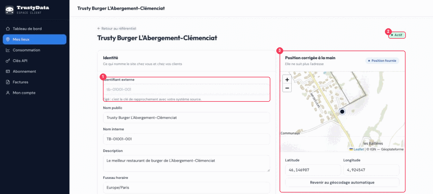Fiche d'un site dans l'espace client TrustyData : bloc Identité à gauche avec l'identifiant externe grisé et non modifiable, le nom public, le nom interne, la description et le fuseau horaire ; à droite, panneau Position corrigée à la main portant le badge Position fournie, une carte avec un marqueur, les champs Latitude et Longitude et le bouton Revenir au géocodage automatique ; badge de statut Actif en haut de la page.
