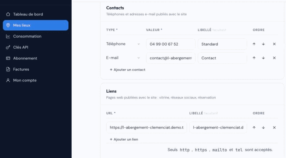 Blocs Contacts et Liens de la fiche d'un site : tableau des contacts avec colonnes Type, Valeur, Libellé et Ordre, deux lignes (téléphone et e-mail) avec flèches de réordonnancement et croix de suppression ; bloc Liens avec une URL, son libellé, et la mention « Seuls http, https, mailto et tel sont acceptés ».