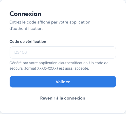 Second écran de connexion : un champ Code de vérification, la mention qu'un code de secours au format XXXX-XXXX est également accepté, un bouton Valider et un lien Revenir à la connexion.