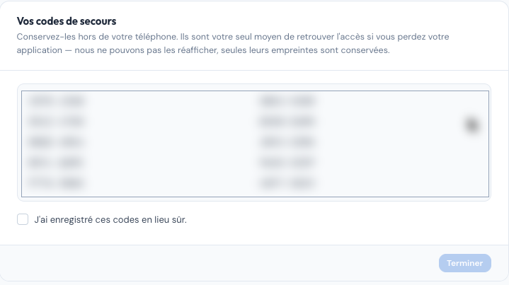 Écran des codes de secours : dix codes au format XXXX-XXXX, floutés sur cette capture, suivis d'une case à cocher « J'ai enregistré ces codes en lieu sûr » qui conditionne le bouton Terminer.
