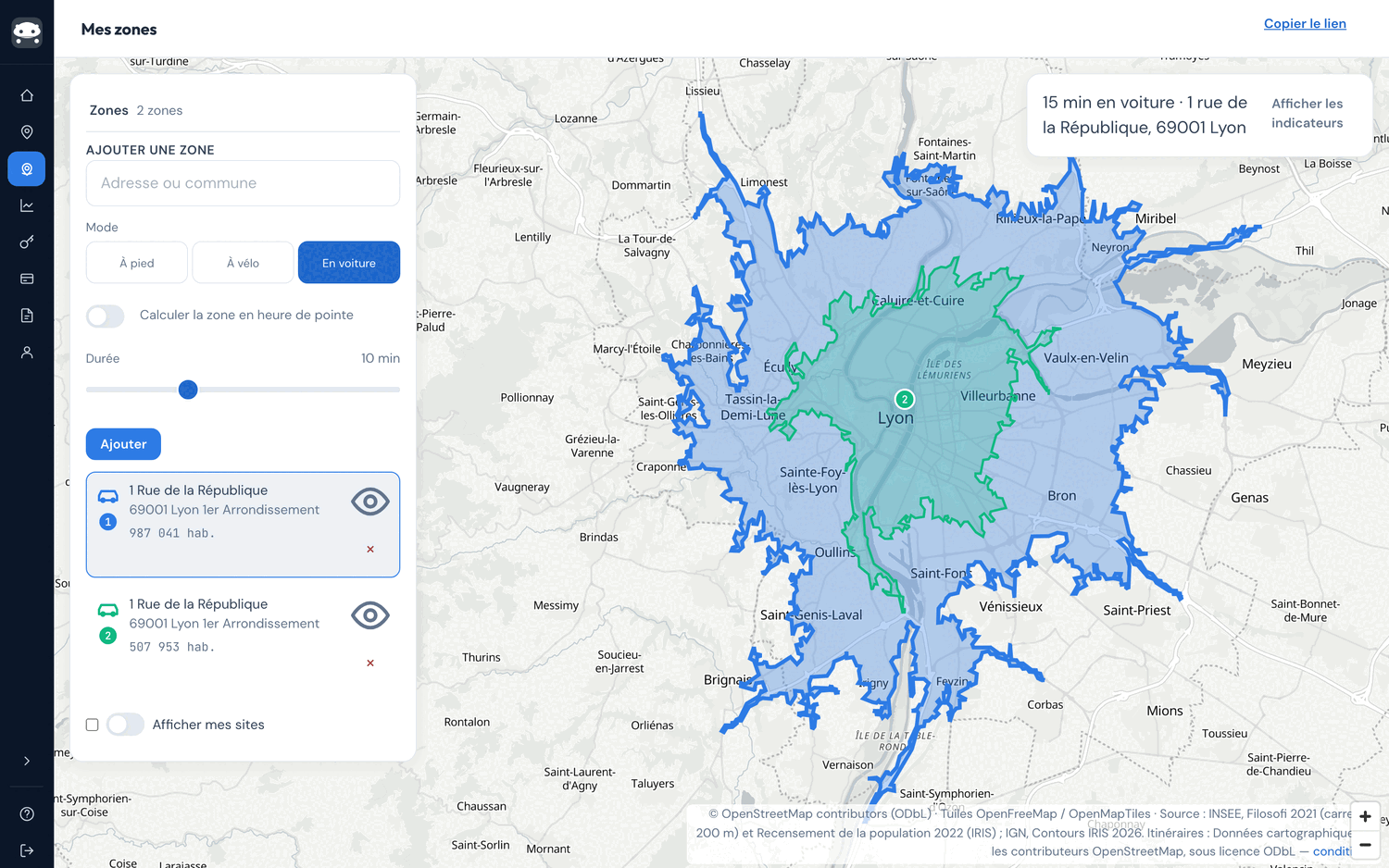 Carte de Mes zones avec deux contours depuis la même adresse, 15 min en voiture : la zone 1 en bleu, circulation fluide, 987 041 habitants, s'étend de L'Arbresle à Meyzieu ; la zone 2 en vert, heure de pointe, 507 953 habitants, se limite à Lyon et sa première couronne. Le panneau d'indicateurs est replié.