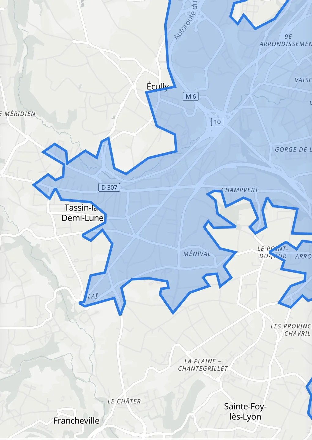 Zoom sur le bord ouest du même contour de 10 minutes en voiture : la ligne bleue de l'isochrone suit les routes autour de Tassin-la-Demi-Lune et d'Écully, avec des pointes le long des grands axes et des creux entre eux